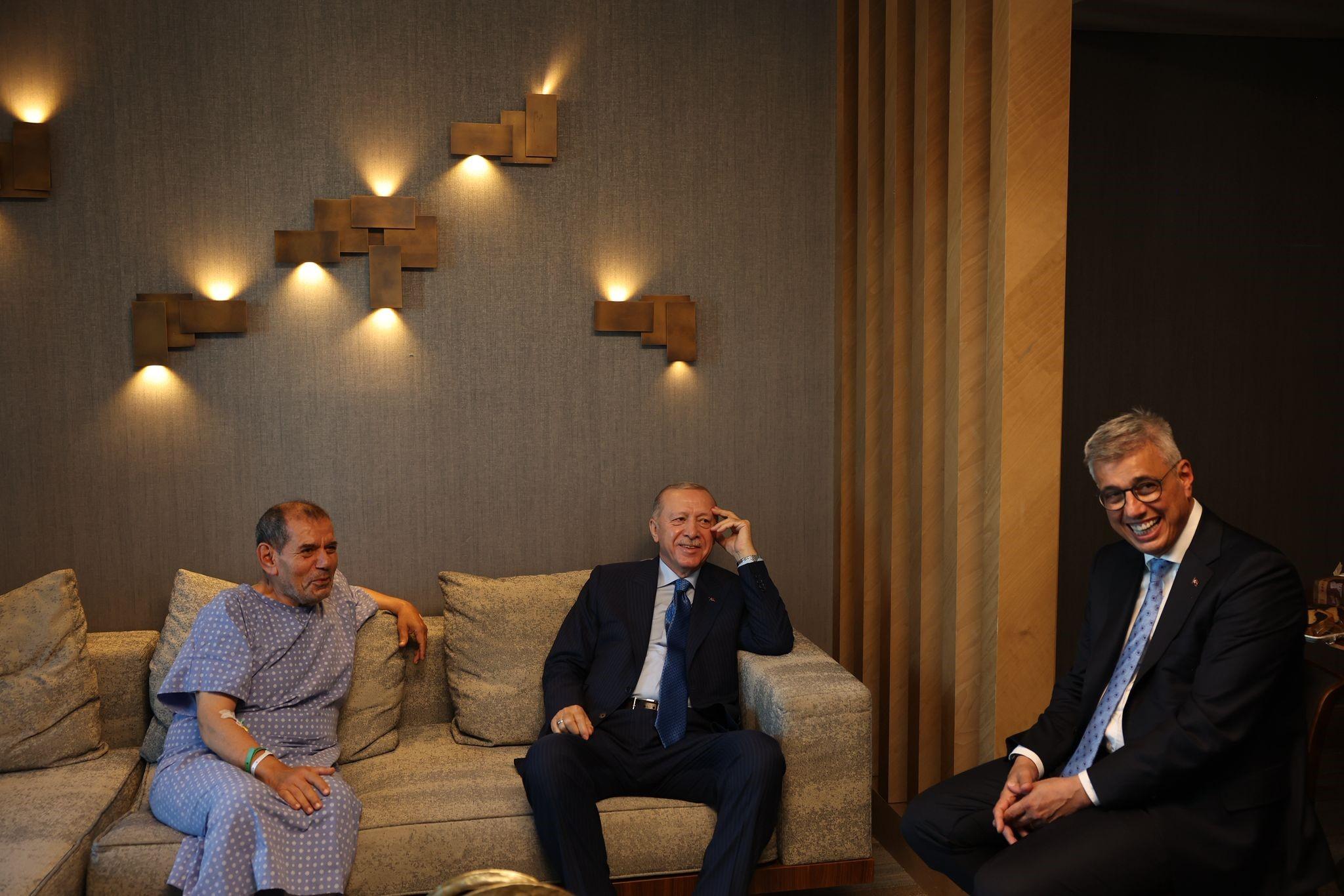 Cumhurbaşkanı Erdoğan'dan Galatasaray Kulübü Başkanı Özbek'e hastanede ziyaret