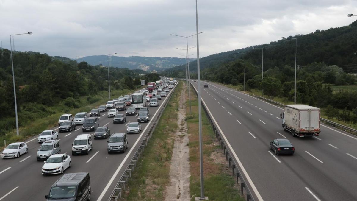 Otoyolu kullanacaklara uyar! stanbul istikametindeki 3 erit trafie kapatld