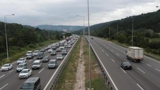 Otoyolu kullanacaklara uyar! stanbul istikametindeki 3 erit trafie kapatld