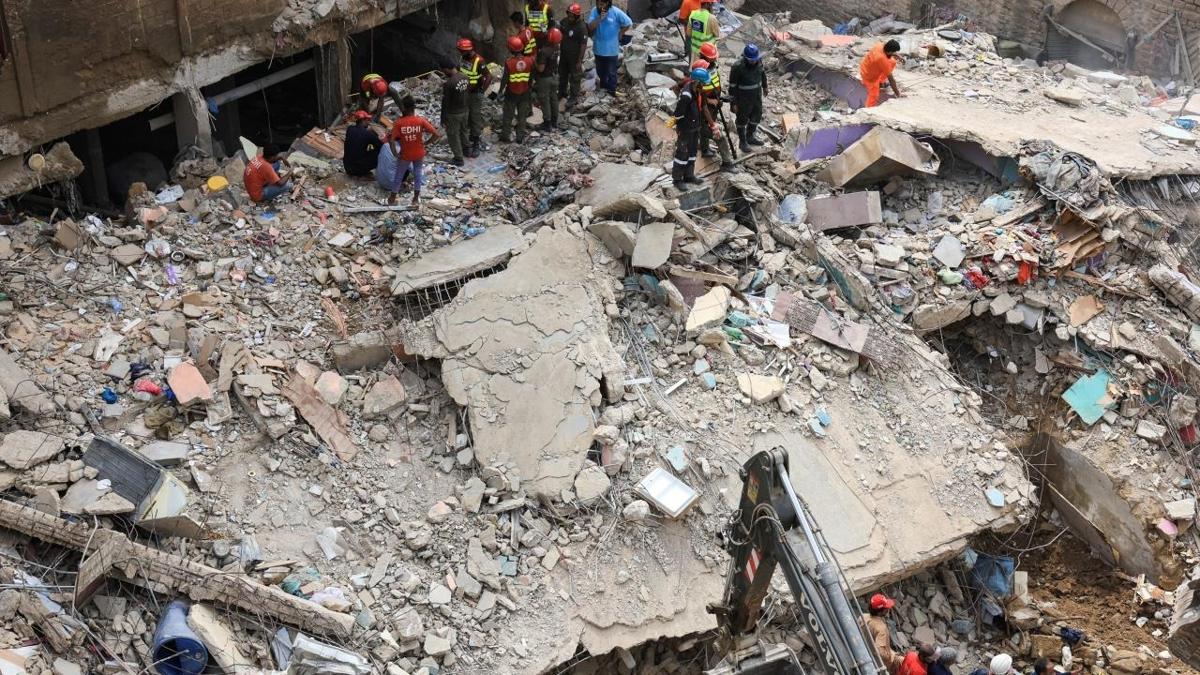 Pakistan'da facia! 5 katl bina kt: l says 27'ye kt