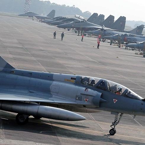 Hindistan'da askeri jet düştü