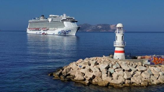 Kaş'a kruvaziyerle turist akını