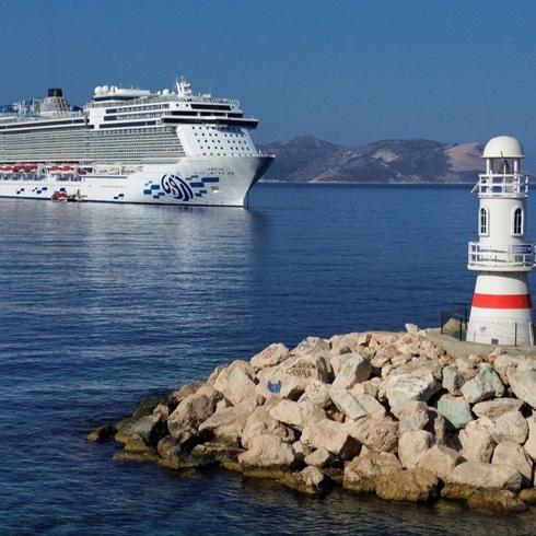 Kaş'a kruvaziyerle turist akını