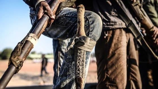 Afrika lkesinde kan gvdeyi gtrd: Silahl eteler ocuklar da kaletti