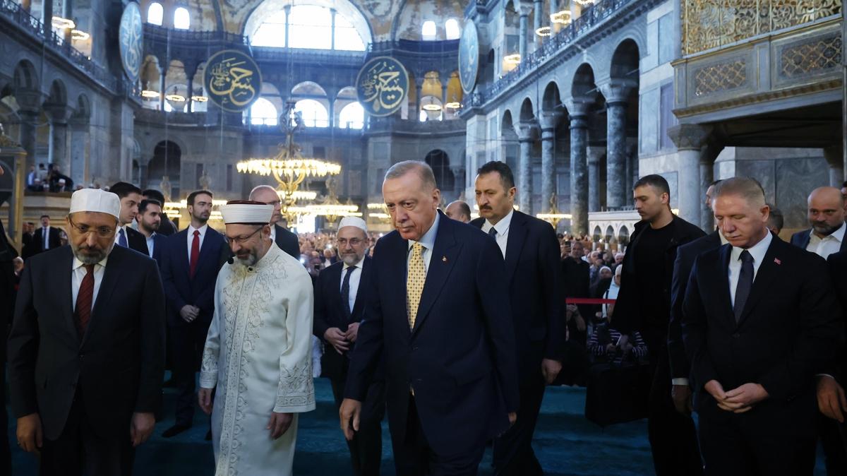 Bakan Erdoan ''hayrl olsun'' diyerek duyurmutu: Ayasofya 5 yl nce zincirlerini krd