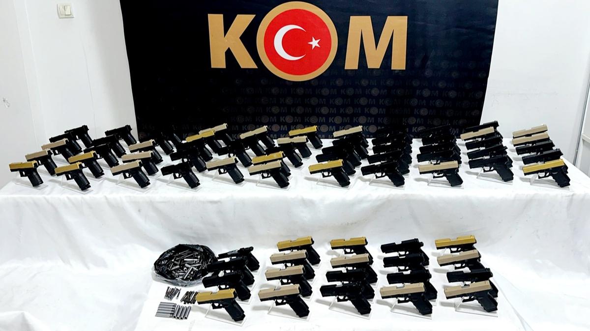 zmir'de silah kaaklarna operasyon: Evden cephanelik kt