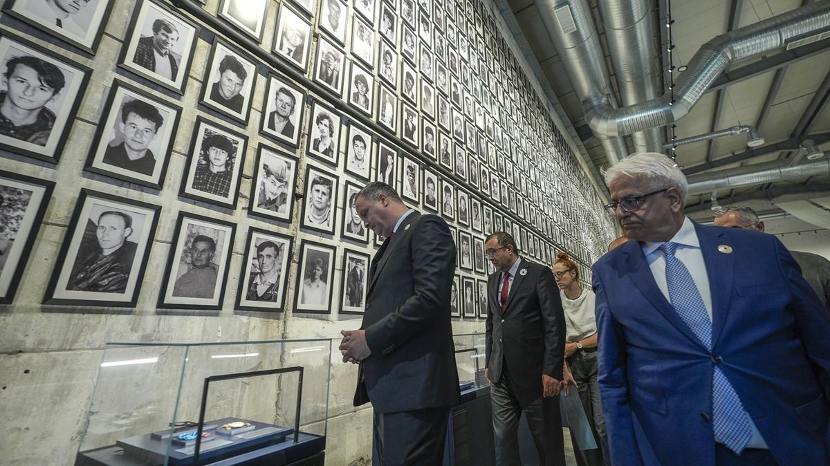 Srebrenitsa'daki mzede soykrm kurbanlarnn hatralar yaatlyor