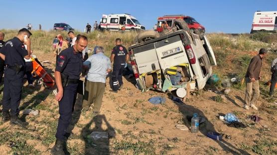 Tarm iilerini tayan minibs devrildi: Yarallar var