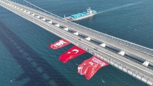 1915 Çanakkale Köprüsü'nde dev Türk bayrağı dalgalanıyor