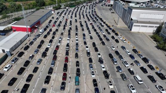 Kilometrelerde araç kuyruğu! Yüz binlerce kişi Türkiye'ye giriş yaptı: Memleketimizi çok özledik