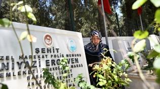 Silah arkadaşları şehit polisin annesini 9 yıldır yalnız bırakmıyor