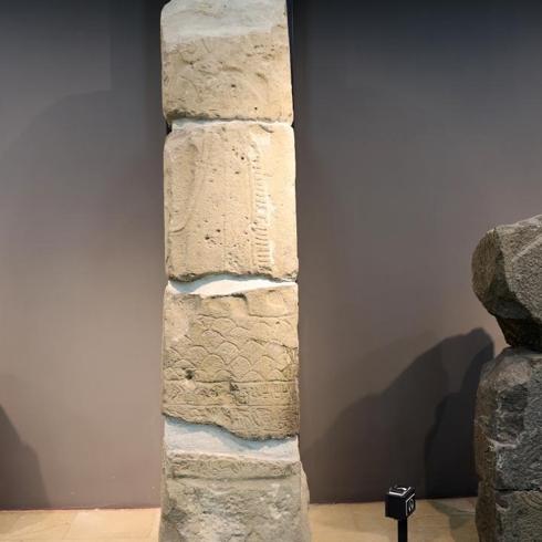 Sivas Arkeoloji Müzesi'ndeki stelde Hititlerden 4 kuşağa ait bilgiler yer alıyor