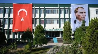Trakya'da kamu binalarına 'Terörsüz Türkiye'ye destek için Türk bayrağı asıldı