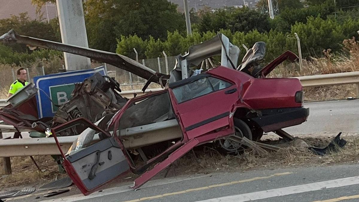 Bursa'da bariyerlere arpan otomobilin srcs ld