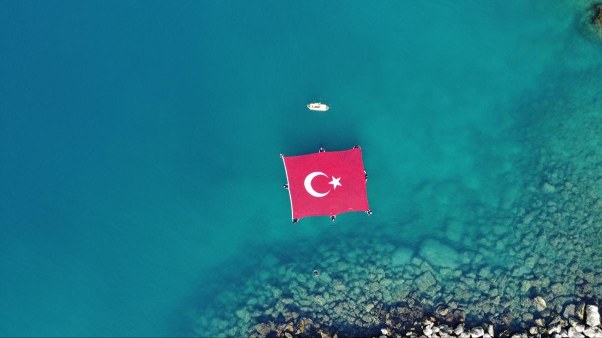 Deniz yzeyine dev Trk bayra ald 