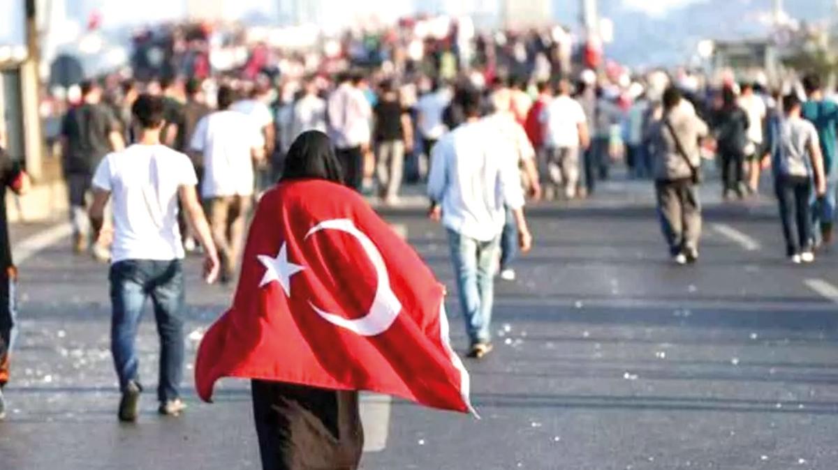 Kadnlar ve genler vatan iin nbetteydi... ''Ellerde bayrak, yreklerde dua vard''