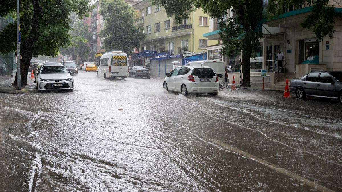 Ankara'da saanak: Cadde ve sokaklar gle dnd