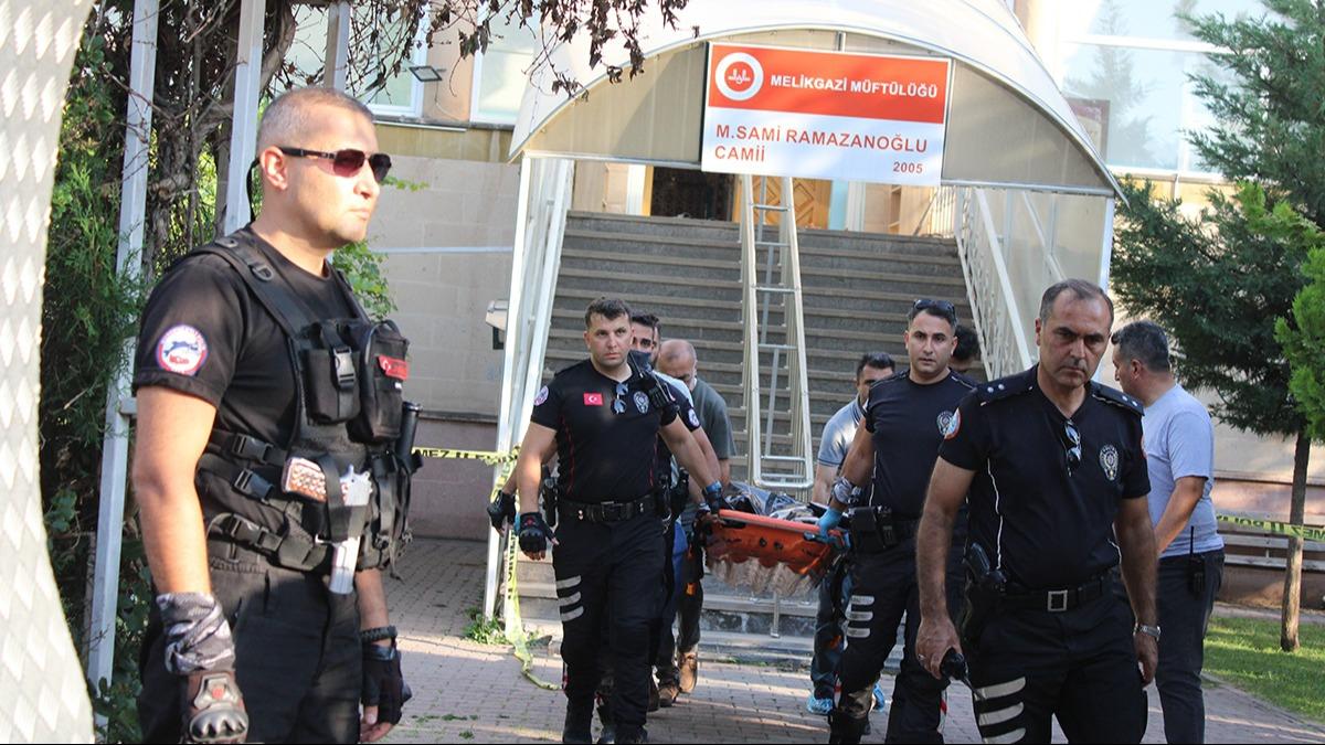 Camide korkun cinayet: Namazda defalarca baklad! Sebebi akna evirdi