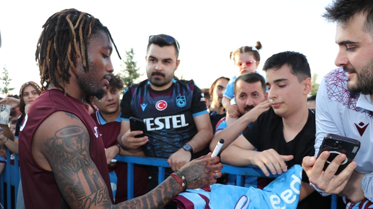Trabzonspor, Erzurum'da taraftaryla bulutu