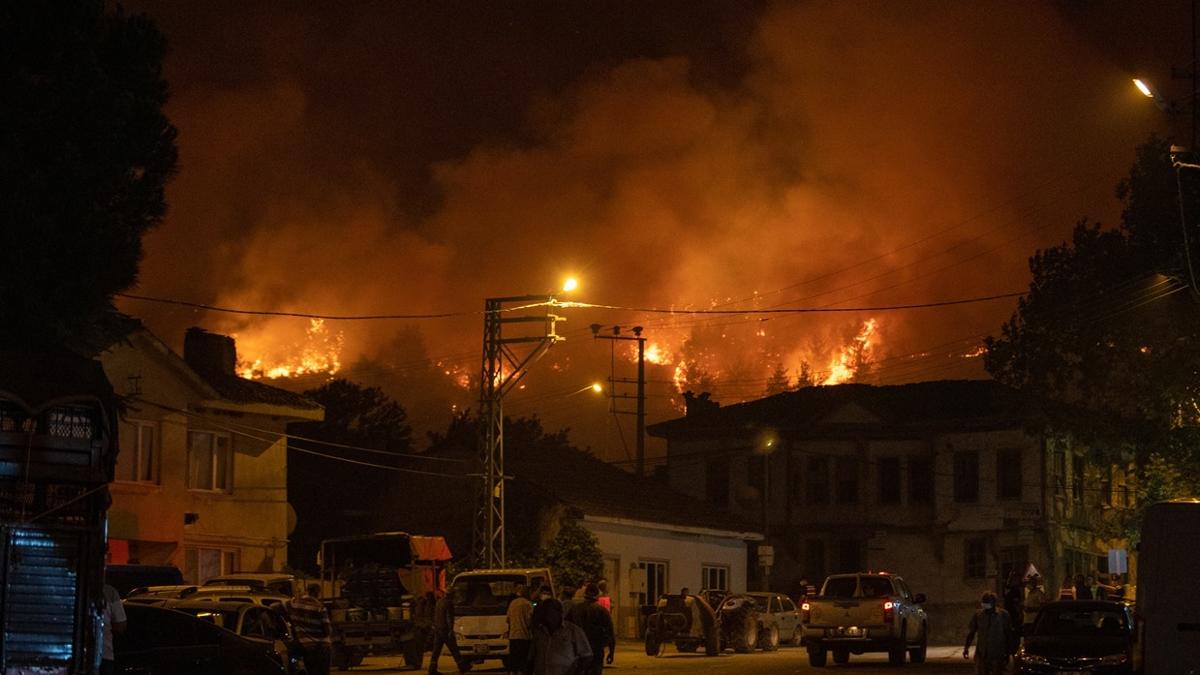 6 ilde orman yangn... Alevlerle mcadele devam ediyor