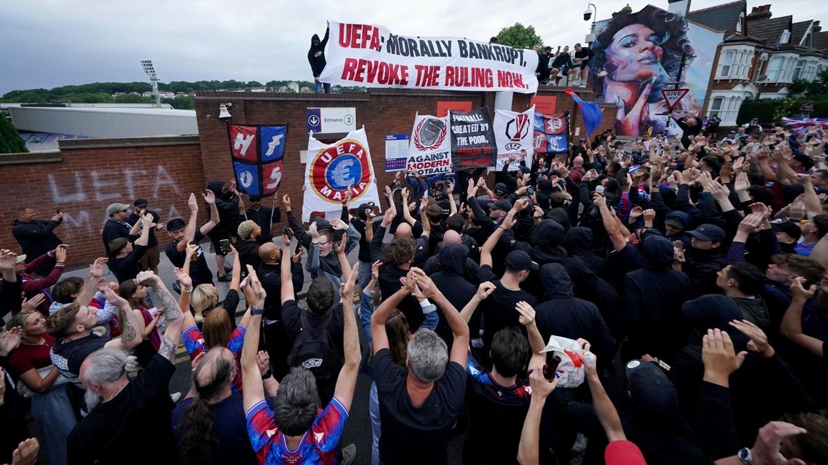 Crystal Palace taraftarlarndan UEFA'ya protesto