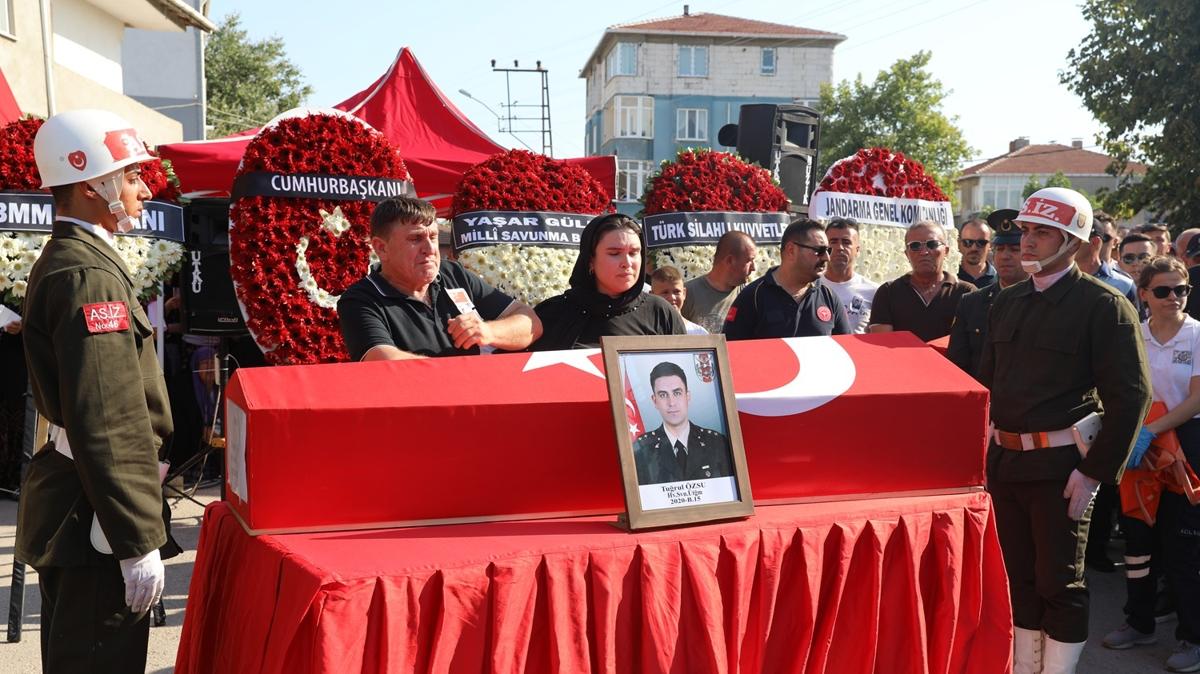 Askeri aracn devrilmesi sonucu ehit olan stemen zsu Edirne'de topraa verildi