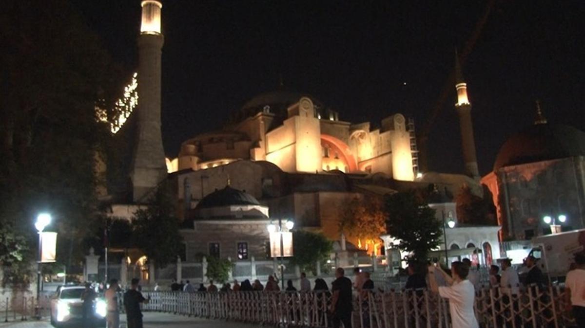 Ayasofya Camisi'nin ibadete alnn yl dnmnde sabah namaz program