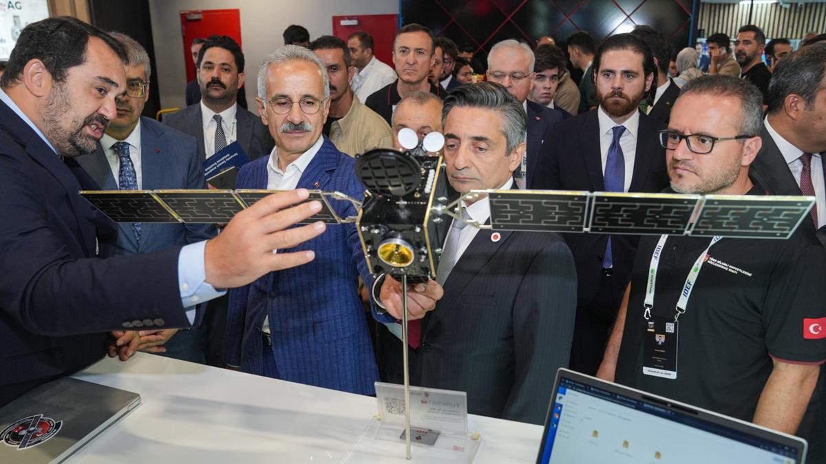 Bakan Uralolu'ndan IDEF 2025'e ziyaret: Yerlilik oran ok kymetli 