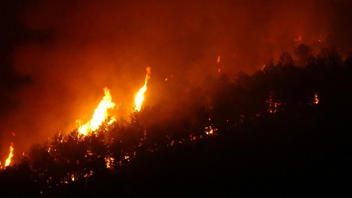 Kabus Eskiehir'den Afyonkarahisar'a srad! Rzgarn etkisiyle yangn yeniden byd 