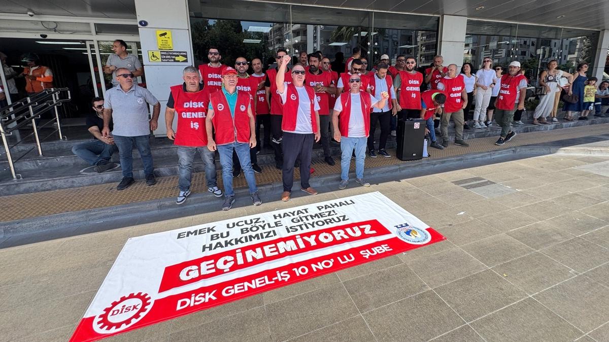 zmir'de Karyaka Belediyesi iileri maalarn alamadklar gerekesiyle eylem yapt