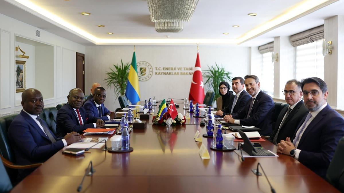 Ankara'da enerji diplomasisi: Bakan Bayraktar, Gabonlu mevkidalaryla grt