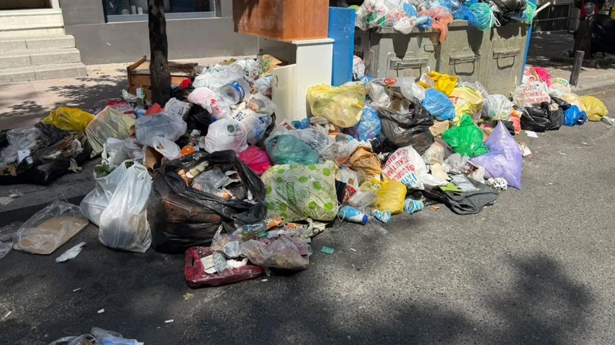 CHP'li belediyede maa krizi... Cadde ve sokaklar ple doldu