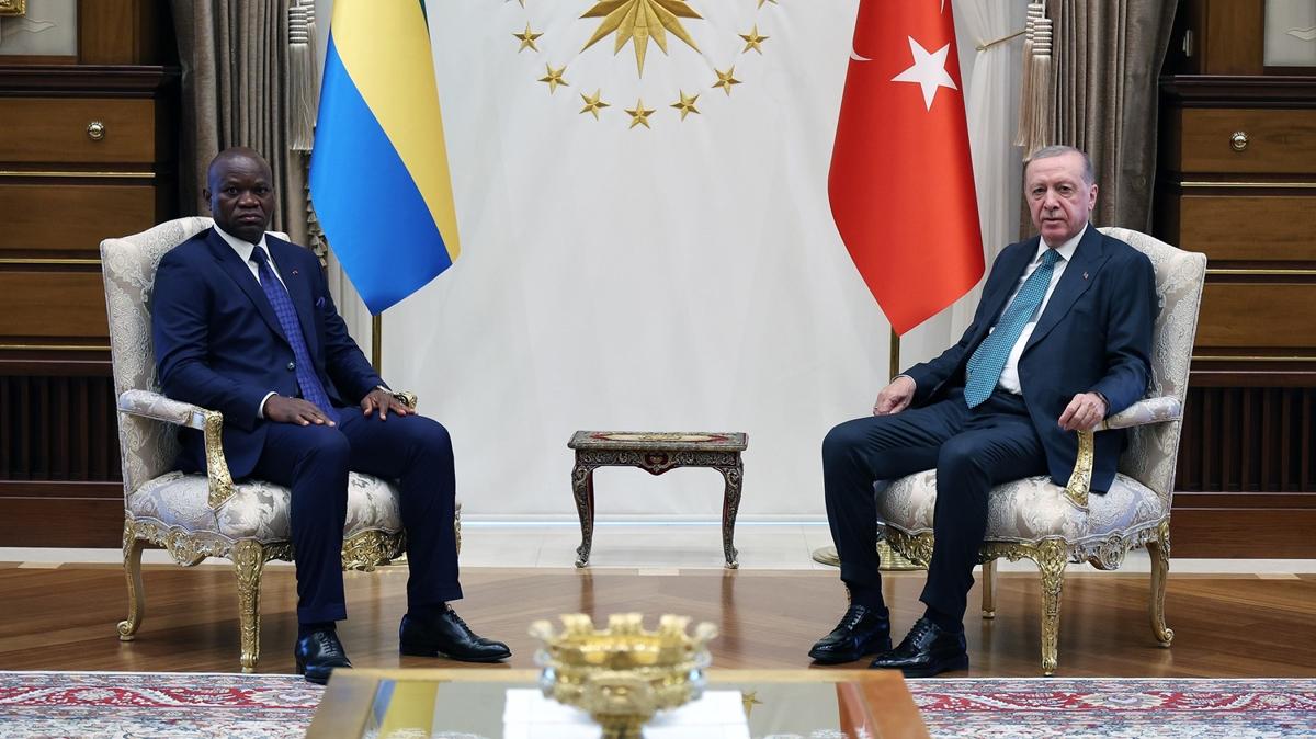 Gabon Cumhurbakan Ankara'da! Bakan Erdoan'dan resmi karlama