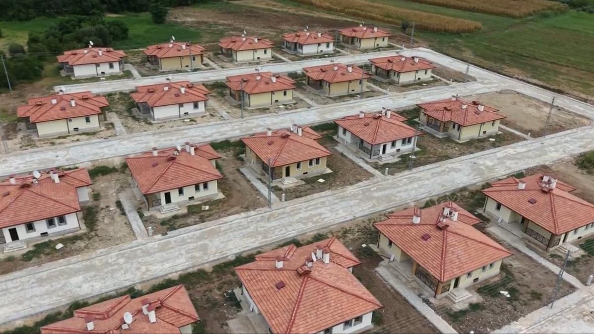 Asrn felaketinin yaralar sarlyor: Ky evleri teslim edildi