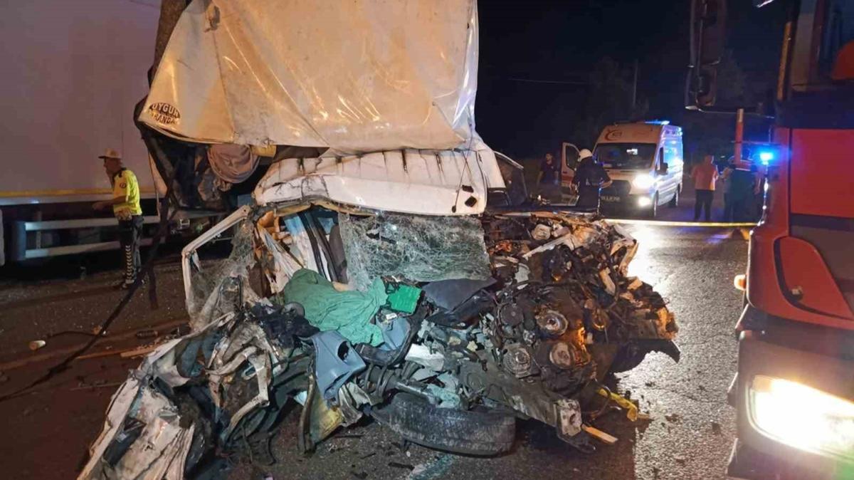Samsun'da ldren kaza: Kamyonet parampara oldu