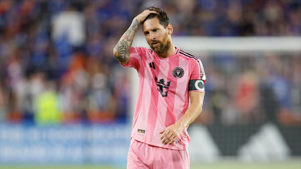Man 11. dakikasnda sakatland! te Lionel Messi'nin son durumu