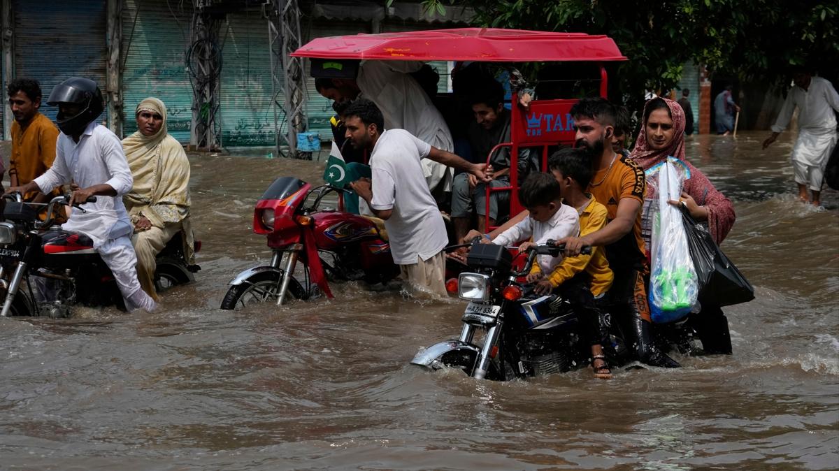 Pakistan'da sel: 299 can kayb