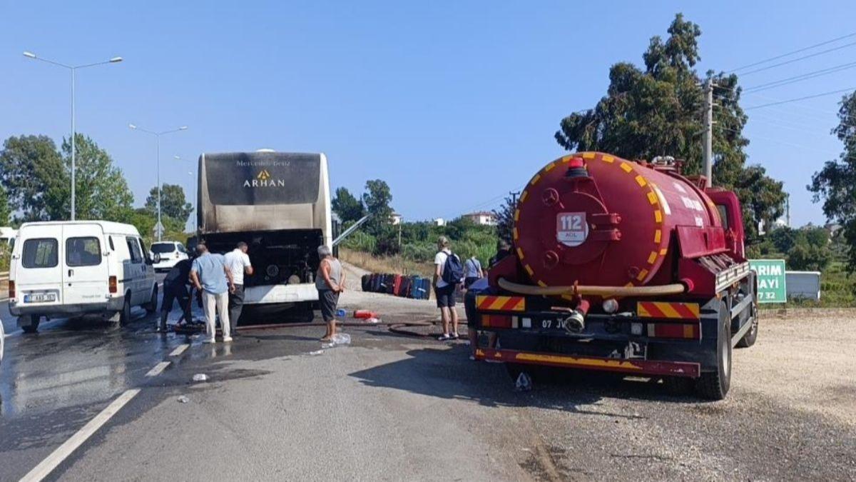 Antalya'da faciann eiinden dnld! Turistleri tayan otobs yand 