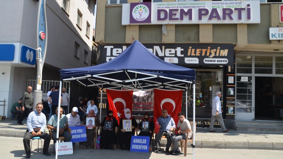 Evlatlarna kavumak iin mcadelelerini srdryorlar  