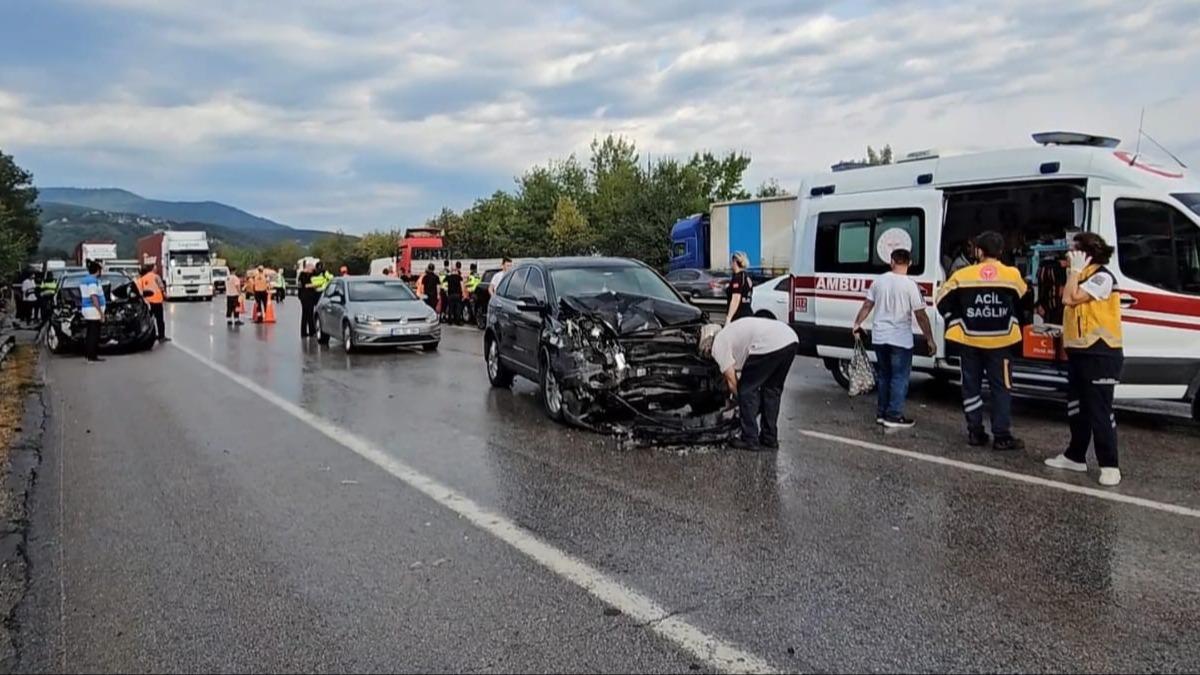 Anadolu Otoyolu'nda 10 ara birbirine girdi! Yarallar var...