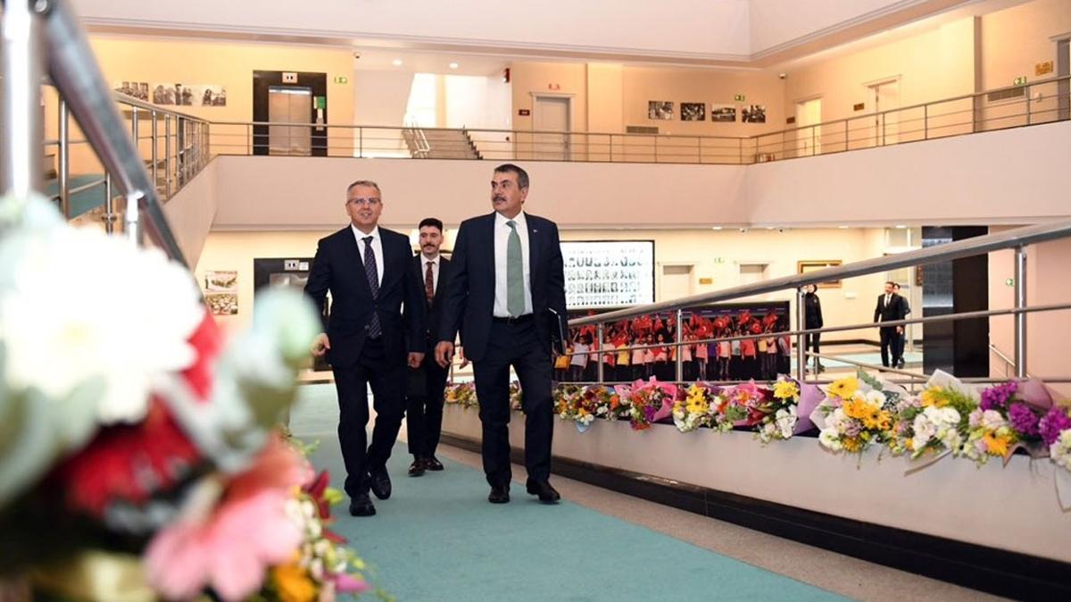 retmenlerden Bakan Tekin'e iekli teekkr