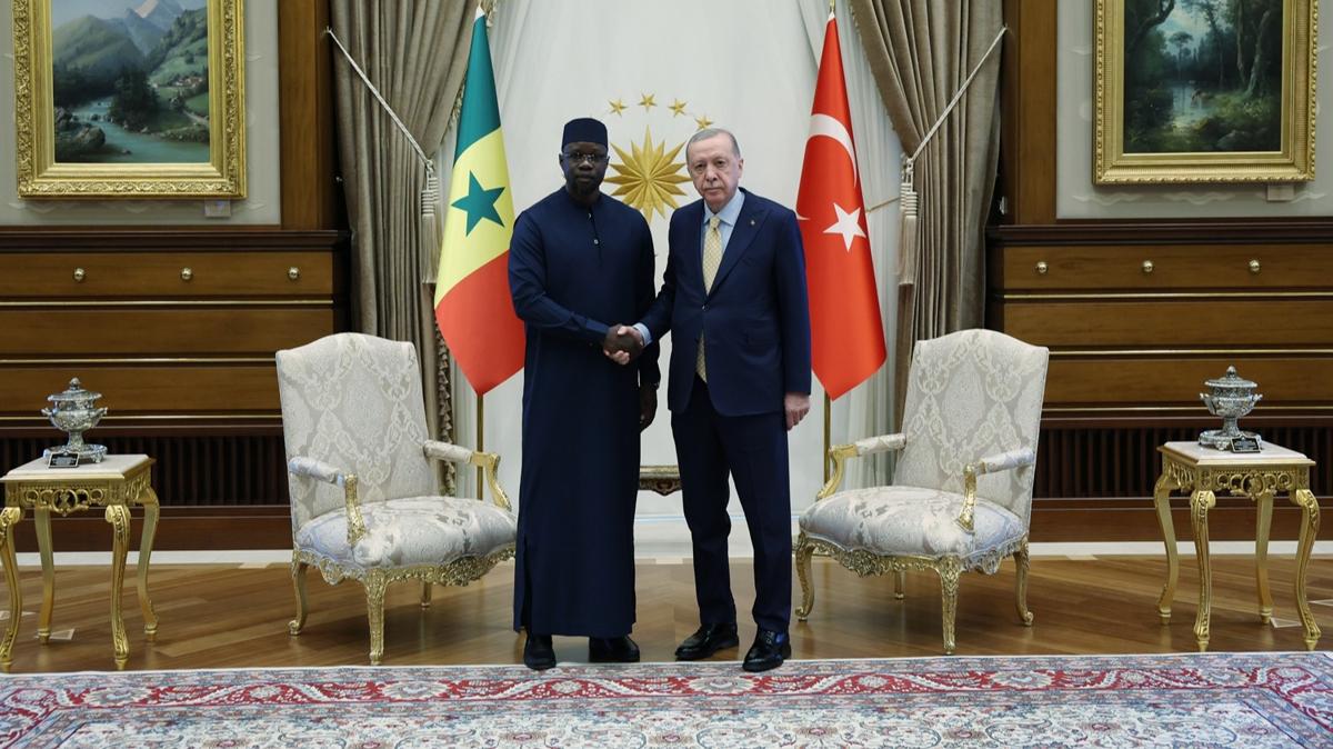 Trkiye'yi ziyaret eden Senegal Babakan Sonko onuruna akam yemei verildi