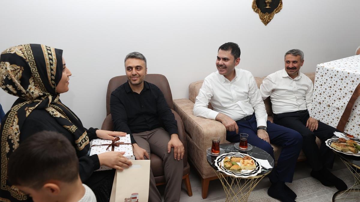 Bakan Kurum evine kavuan aileye misafir oldu