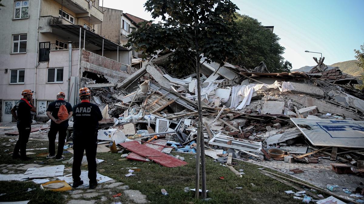 Balkesir'de 6.1 byklnde deprem! 1 kii hayatn kaybetti, 29 kii yaraland