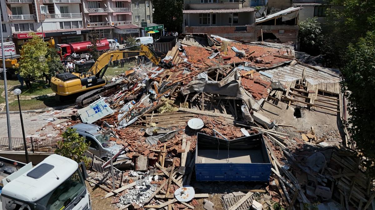 Balkesir'deki depremde yklan binaya soruturma! 2 kii gzaltna alnd