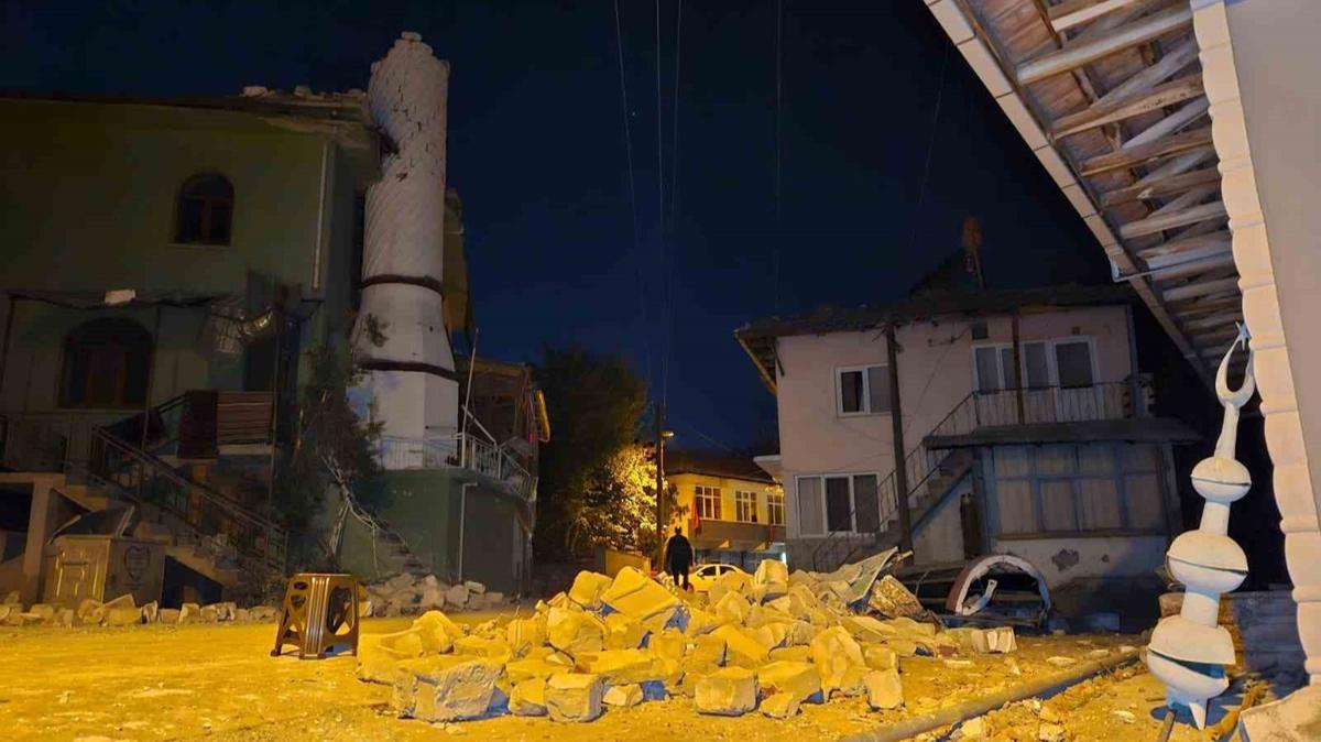 Deprem sonras geceyi sokakta geirdiler:  Kyamet koptu, deheti yaadk