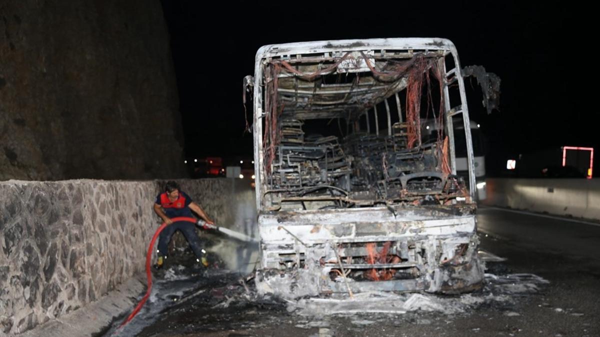 Hatay'da seyir halindeki otobs yand