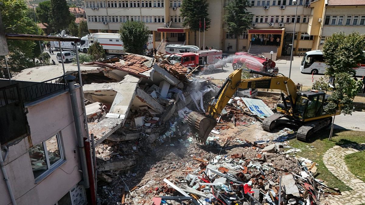 Sndrg'da yklan binann enkaz kaldrlyor