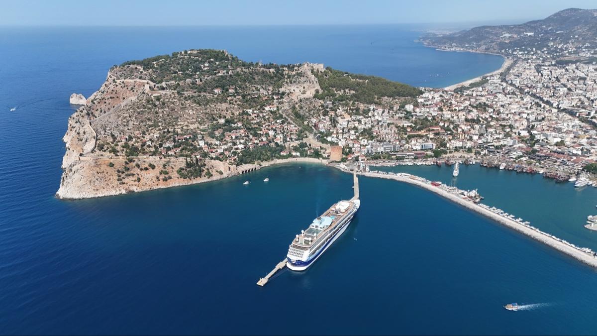 Alanya'ya kruvaziyerle turist akn