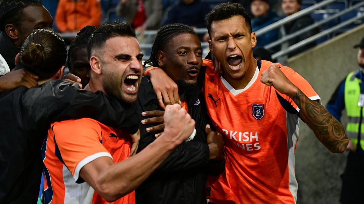 Baakehir play-off turu iin sahaya kacak